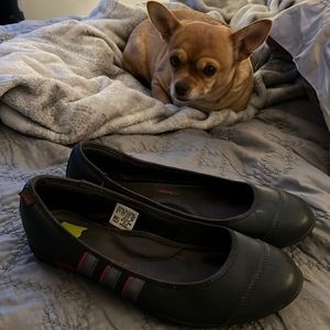 Adidas size 8 fit foam flats gray and pink